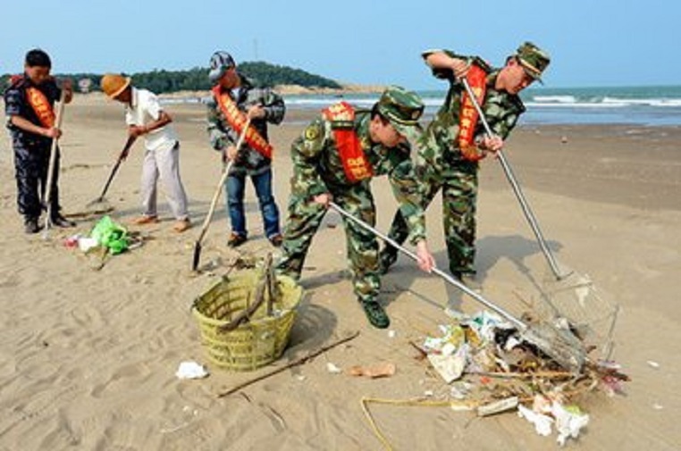 海灘清理垃圾