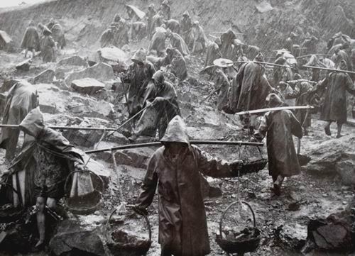 陳勃攝影作品：雨越大幹勁越大（1958年）