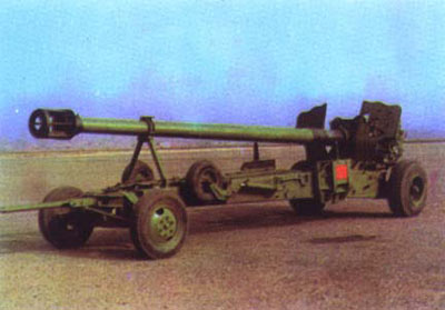 行進狀態下的86式152毫米加農炮