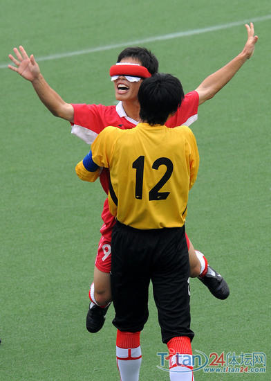 球員王周彬（紅）在進球後被守門員牛磊抱起