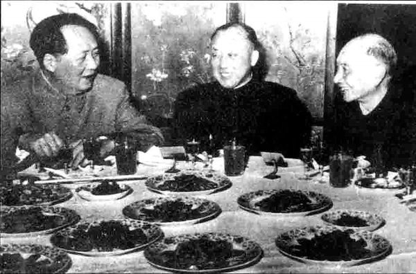1956年毛澤東宴請衛立煌，謝無量（右）作陪
