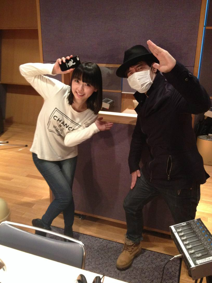 mothy(右)與為鏡音雙子提供聲源的下田麻美