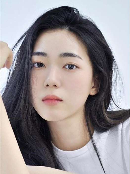 金智友(2002年出生的韓國女演員) 金智友(2002年出生的韓國女演員)