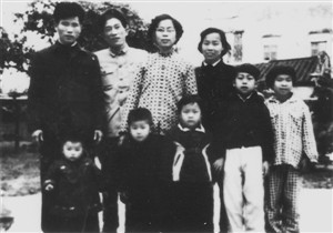 1963年彭士祿與彭洪兩家人合影於家鄉