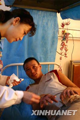 索南東智在醫院接受治療