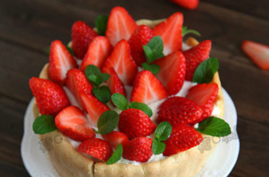 草莓皇家夏洛特蛋糕