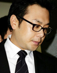 李燦在首爾中央地方法院接受宣判後走出法院