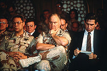 1991年鮑威爾（左）聽取前線報告