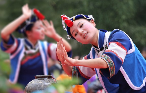 畲族姑娘在三月三風情節上跳舞