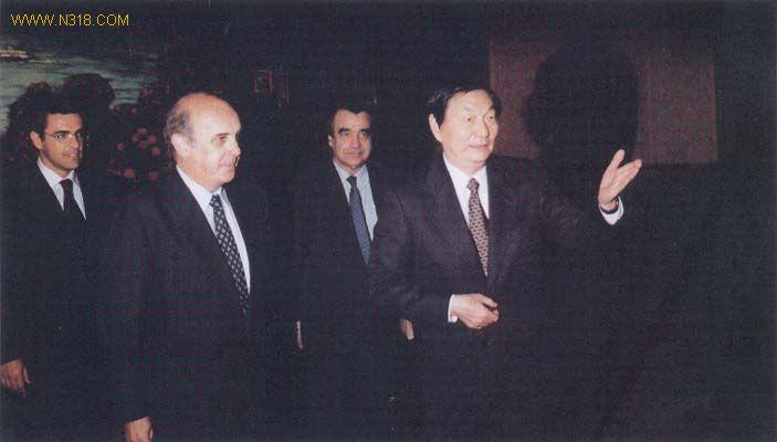 朱鎔基總理(右)和澳門總督韋奇立(左)