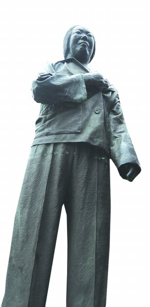 銅板路上老人的雕像