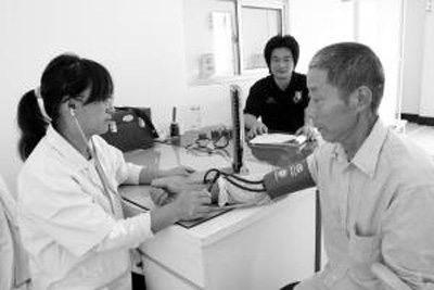 沙河鎮白米村村民在村衛生室測量血壓