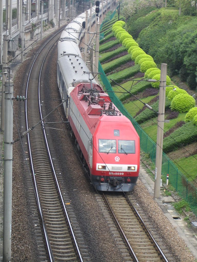 韶山9型電力機車牽引T100次列車接近廣州站