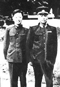 景希珍(左)與彭德懷元帥合影