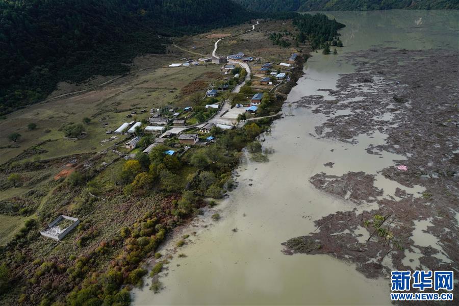 2018年10月19日拍攝的離堰塞湖最近的加拉村現場圖