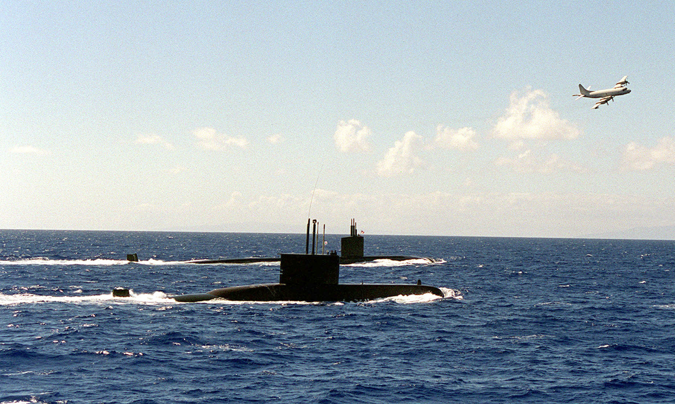 韓國海軍209型潛艇SS066與美國核潛艇參加軍事演習