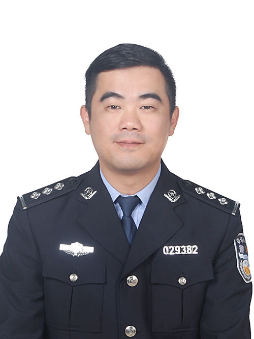 徐旺(銅陵市公安局交警支隊大橋路面中隊中隊長) 徐旺(銅陵市公安局交警支隊大橋路面中隊中隊長)