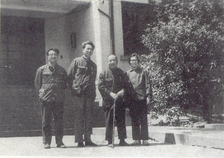 1984年袁殊（右2）在江南旅遊留影