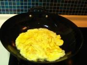 熱鍋下油放入雞蛋液炒至八成熟盛出備用。