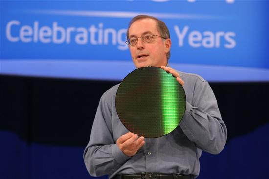 英特爾CEO保羅·歐德寧展示Nehalem處理器