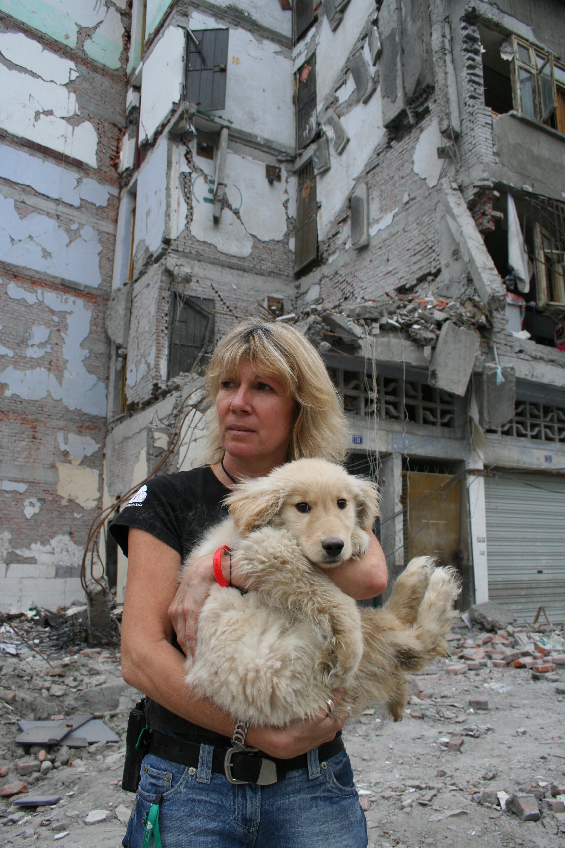汶川地震後謝羅便臣女士前往災區