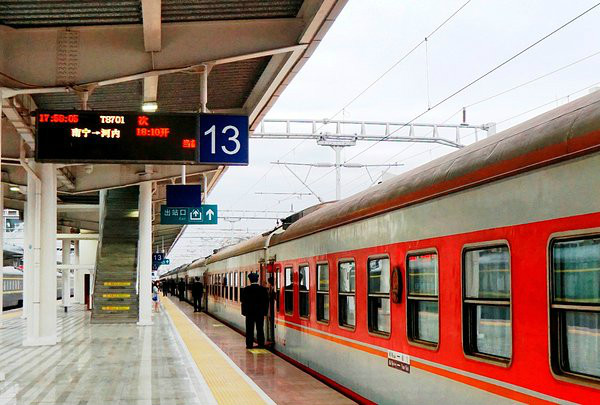 T8701次列車停靠在南寧站
