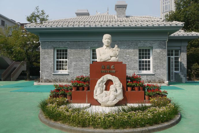 陳鶴琴塑像
