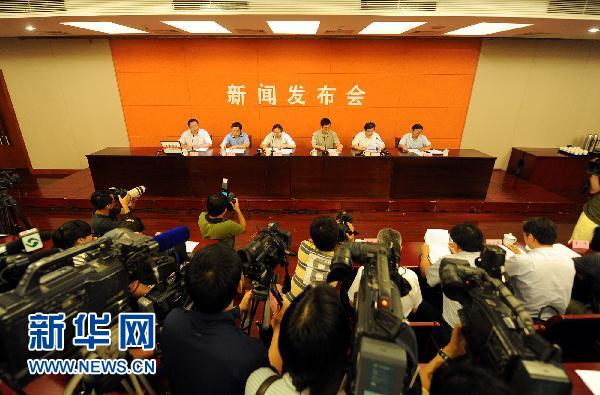 9月7日，眾多媒體記者在新聞發布會上採訪