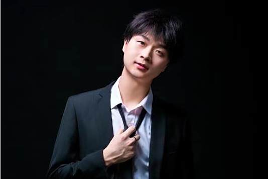 易星(潮頂軟裝設計總監) 易星(潮頂軟裝設計總監)