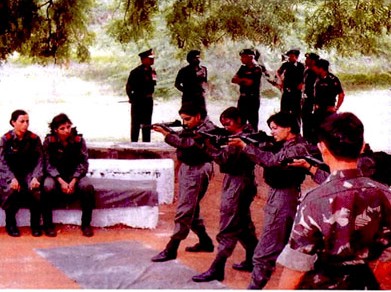使用斯特林衝鋒鎗訓練的印度女警察