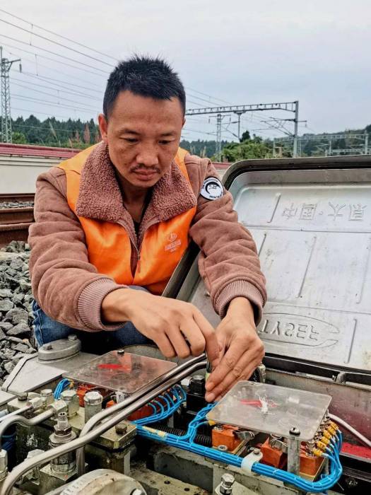 胡建東(中國鐵路成都局集團公司達州電務段信號工長) 胡建東(中國鐵路成都局集團公司達州電務段信號工長)
