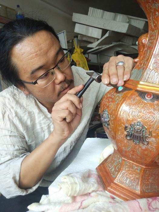 李碧(斑銅非遺傳承人、首席技師、高級工藝美術師) 李碧(斑銅非遺傳承人、首席技師、高級工藝美術師)