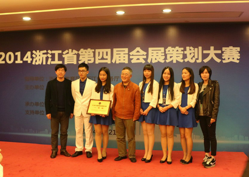 第一名獲獎團隊與指導教師黃彬合影