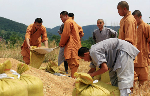 僧人們收穫麥子