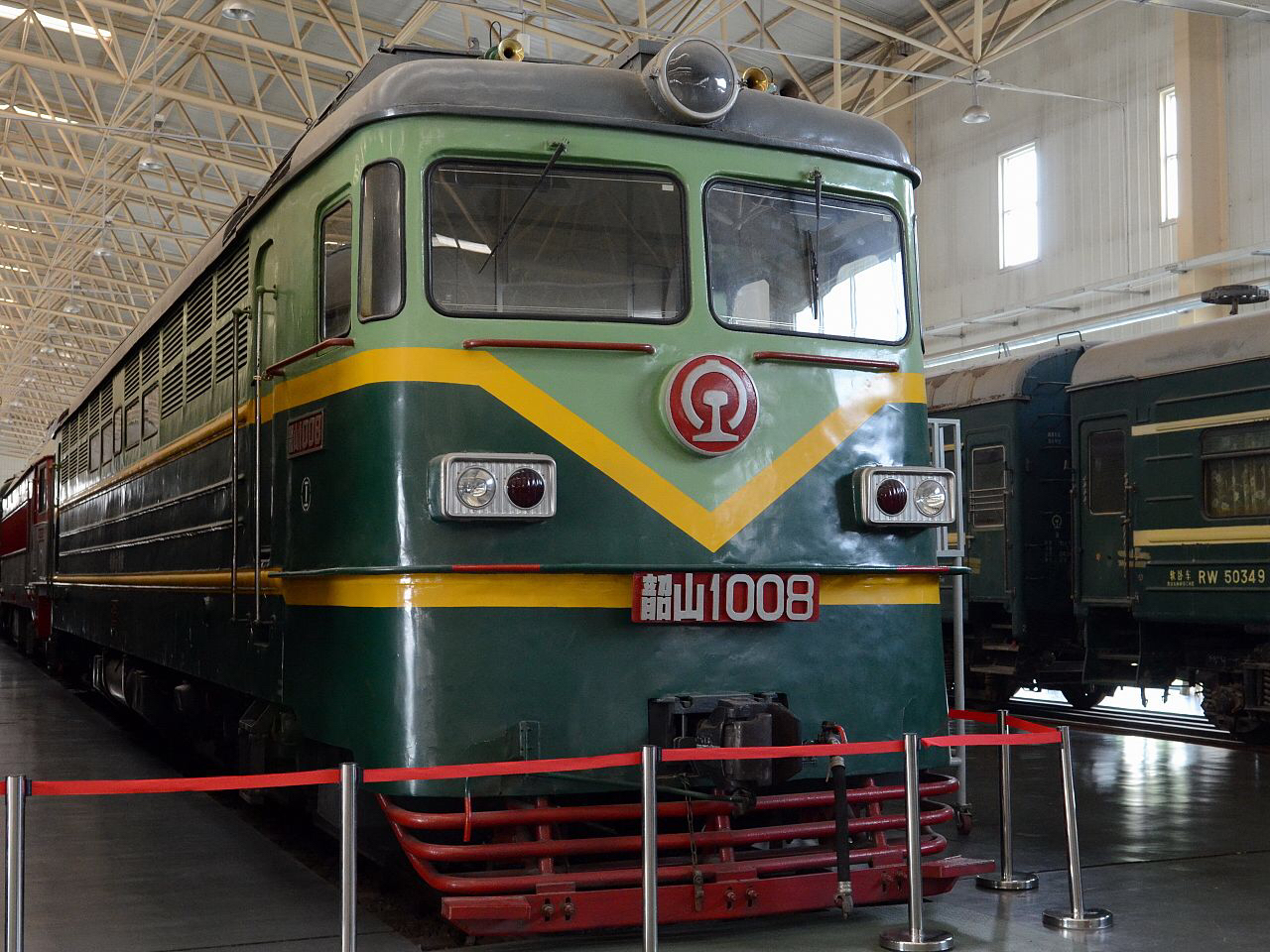 韶山1型008號車是首台量產韶山1型機車，保存於中國鐵道博物館