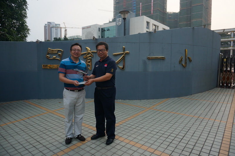 羅任重校長代表學校接受王永慶簽名戰機模型