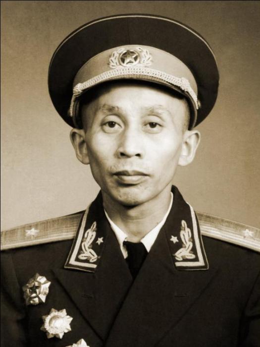 何德慶 何德慶