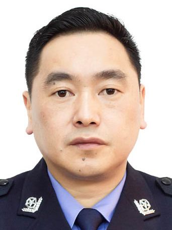 丁峰(湖南省湘西土家族苗族自治州龍山縣公安局黨委副書記、政委) 丁峰(湖南省湘西土家族苗族自治州龍山縣公安局黨委副書記、政委)