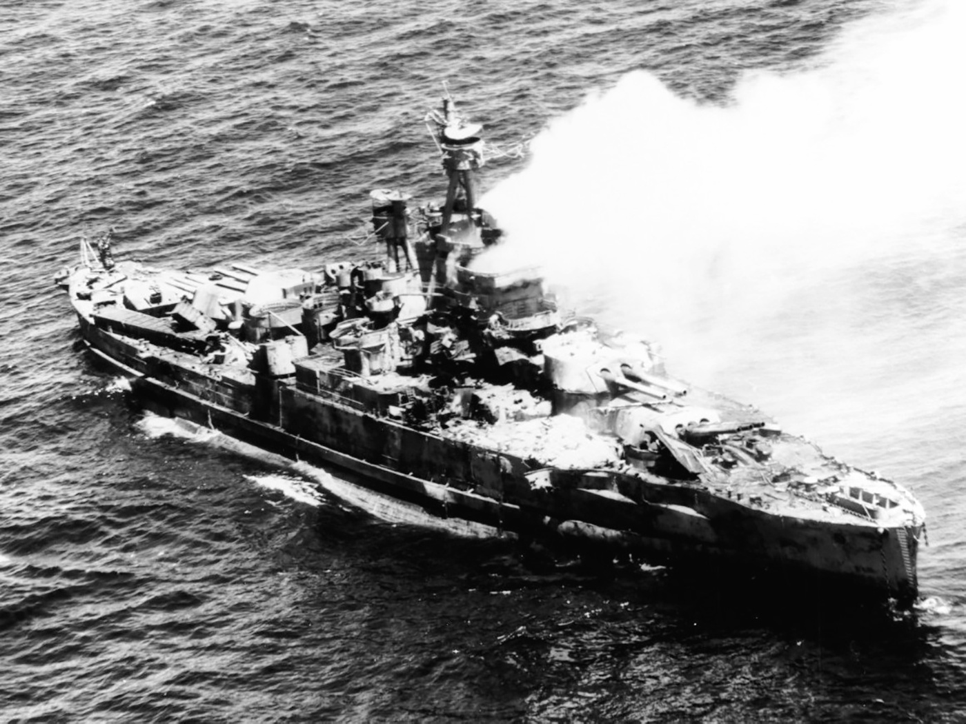 作為靶艦遭攻擊起火下沉的內華達號