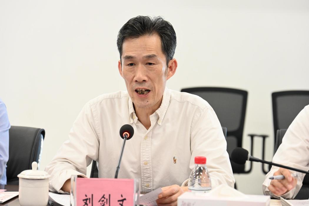 劉劍文(華南師範大學黨委常委、副校長) 劉劍文(華南師範大學黨委常委、副校長)