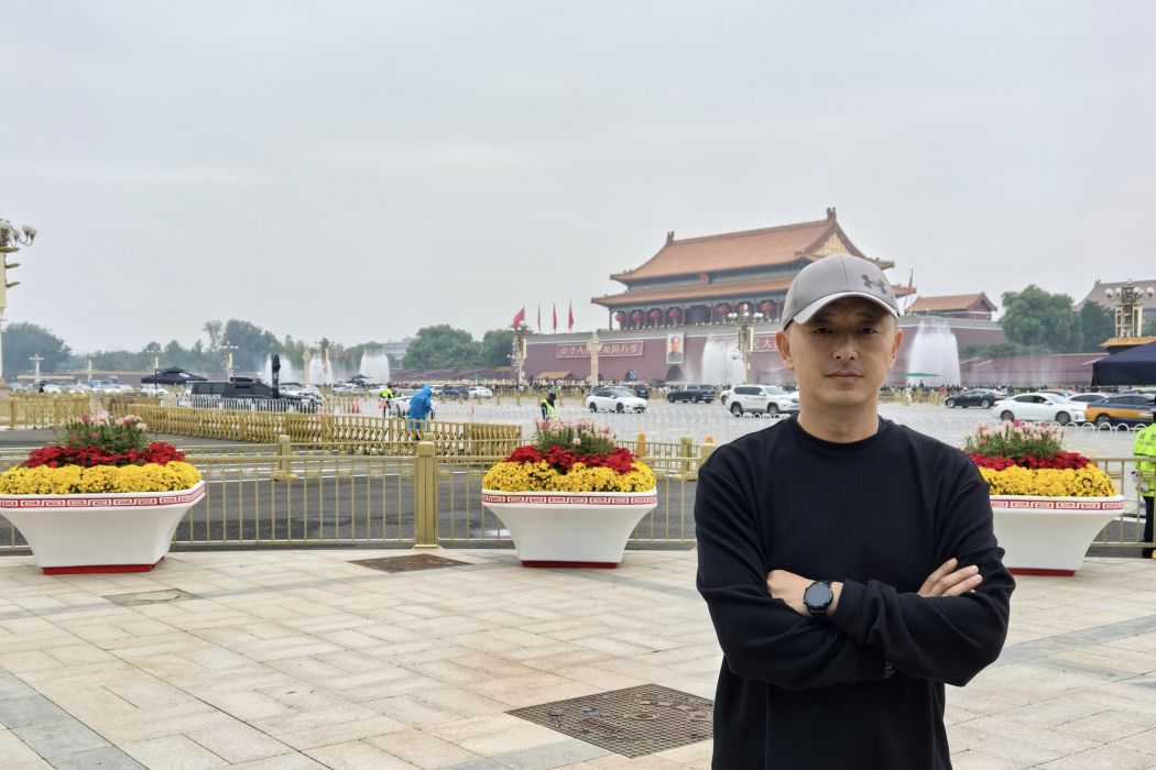 李亮(中國藝術研究院建築與公共藝術研究中心雕塑家) 李亮(中國藝術研究院建築與公共藝術研究中心雕塑家)