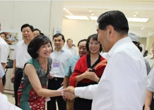 賈慶林主席與李一萍親切握手
