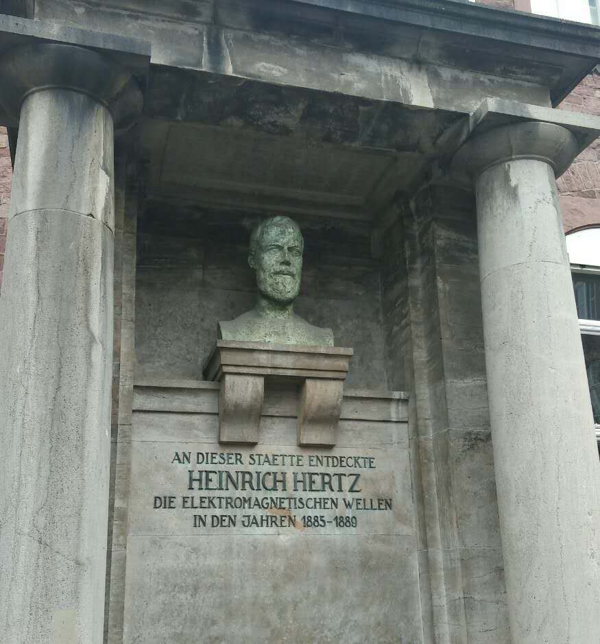 KIT教學樓上的赫茲雕像
