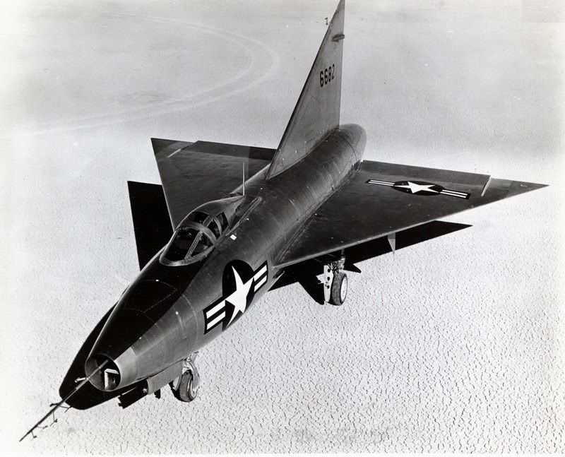 馬洛克乾湖床上的 XF-92A