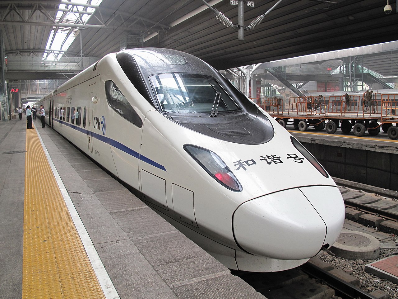 進口車CRH5-001A的白色塗裝，正停靠北京站