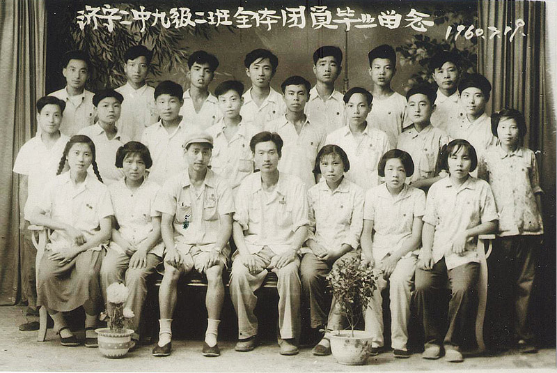 年輕時的莊啟文老師（前排左一）