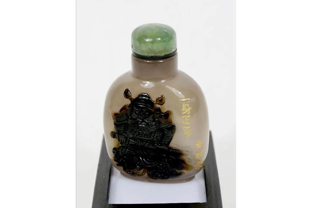 一身正氣(潮州鼻煙壺技藝市級非遺代表性傳承人黃樹榮創作作品) 一身正氣(潮州鼻煙壺技藝市級非遺代表性傳承人黃樹榮創作作品)