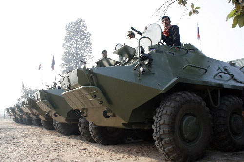 柬軍裝甲車集合