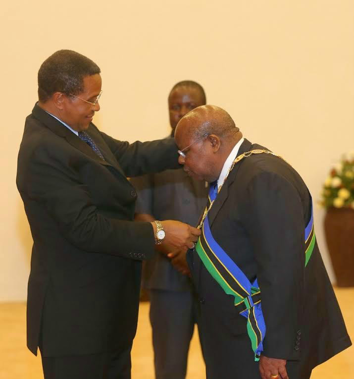 基奎特總統為姆卡帕授予聯合50周年勳章