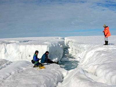 科學家在勘察沃德·亨特冰架上的裂縫